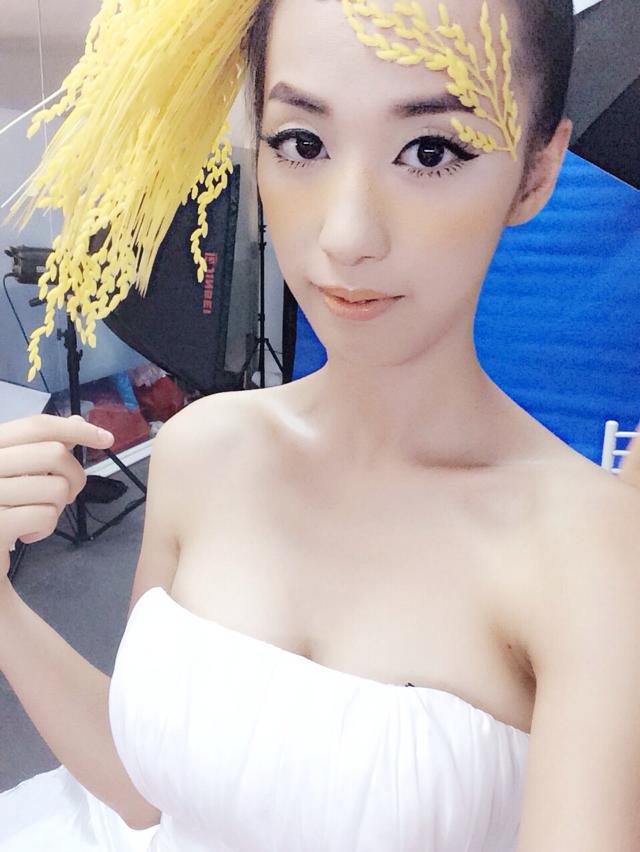 播音主持演员小莫