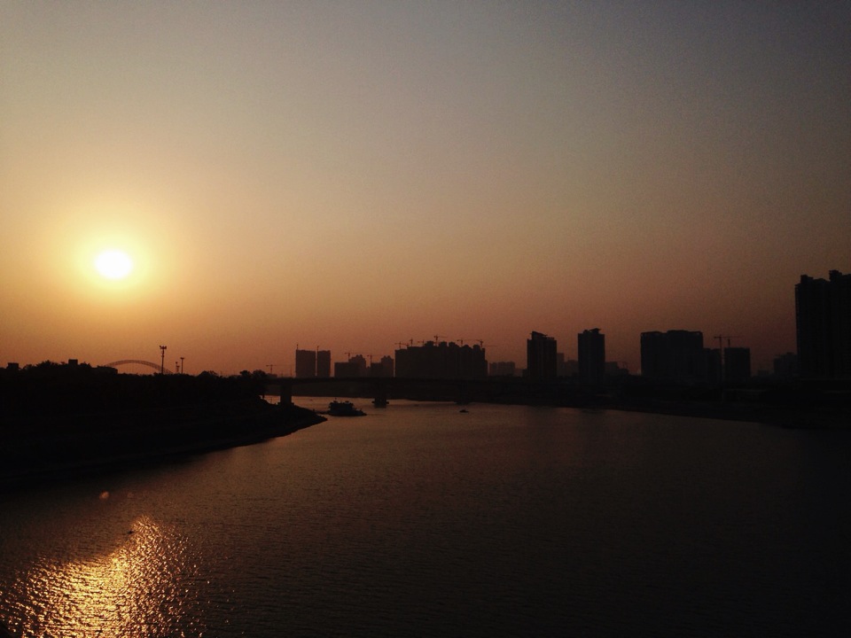 夕阳下的一桥