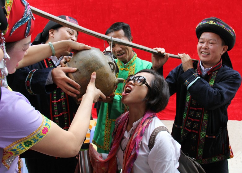 1.醇香美酒喝不够。曾良章摄_conew1.jpg