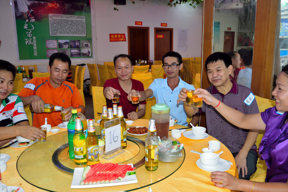 还是边喝啤酒边等后来的车友吧