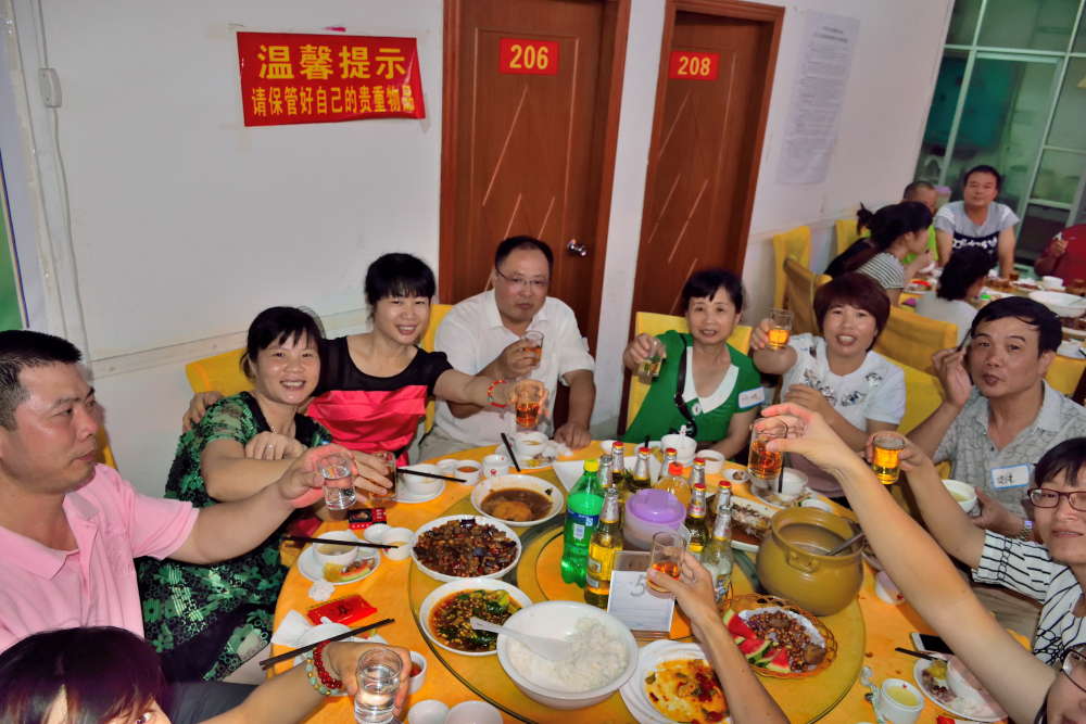 举起大家手中的酒杯欢庆吧