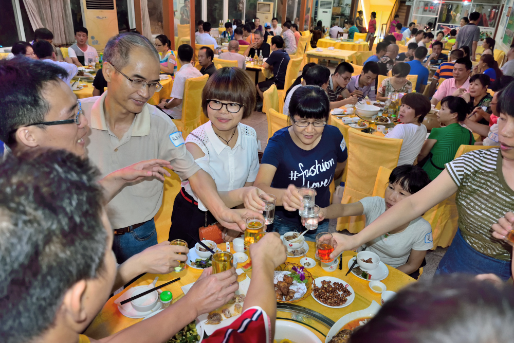 群主又去别桌敬酒去了