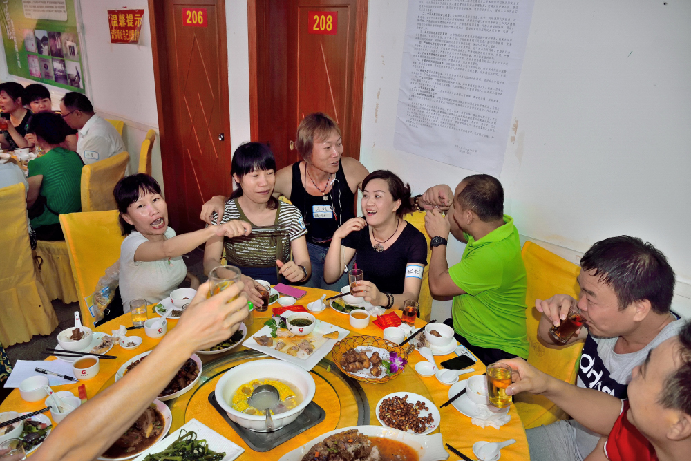 趁着酒劲找美女照个合影吧
