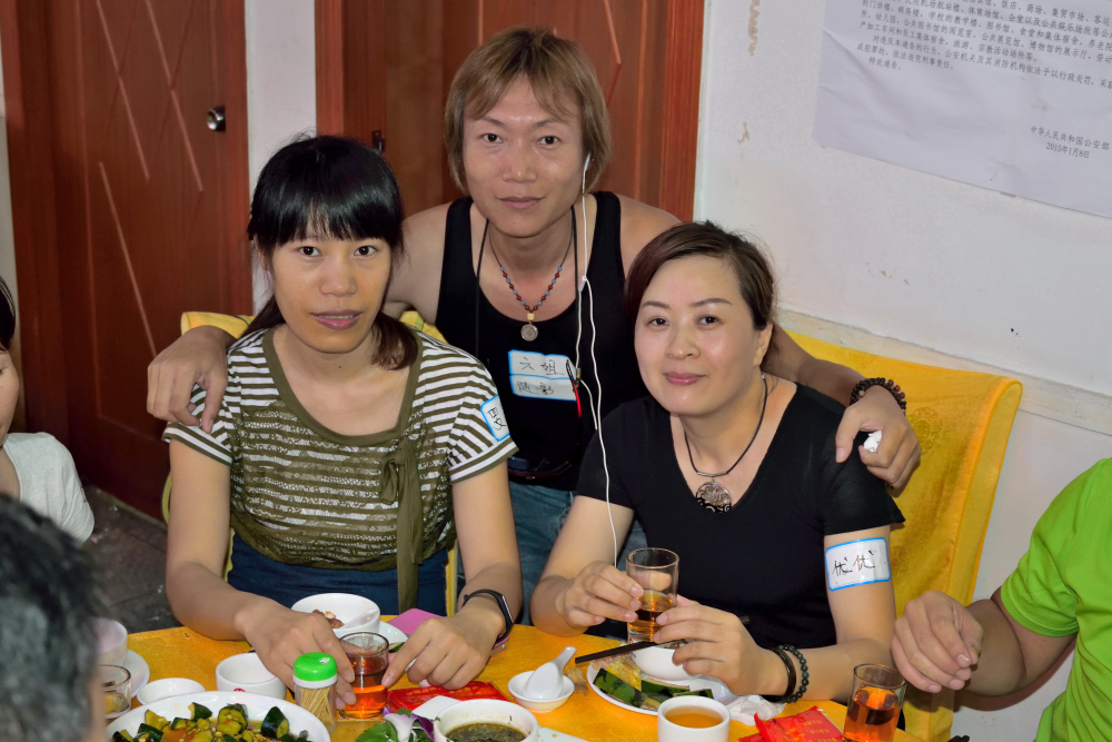 哈哈，与美女合影成功。