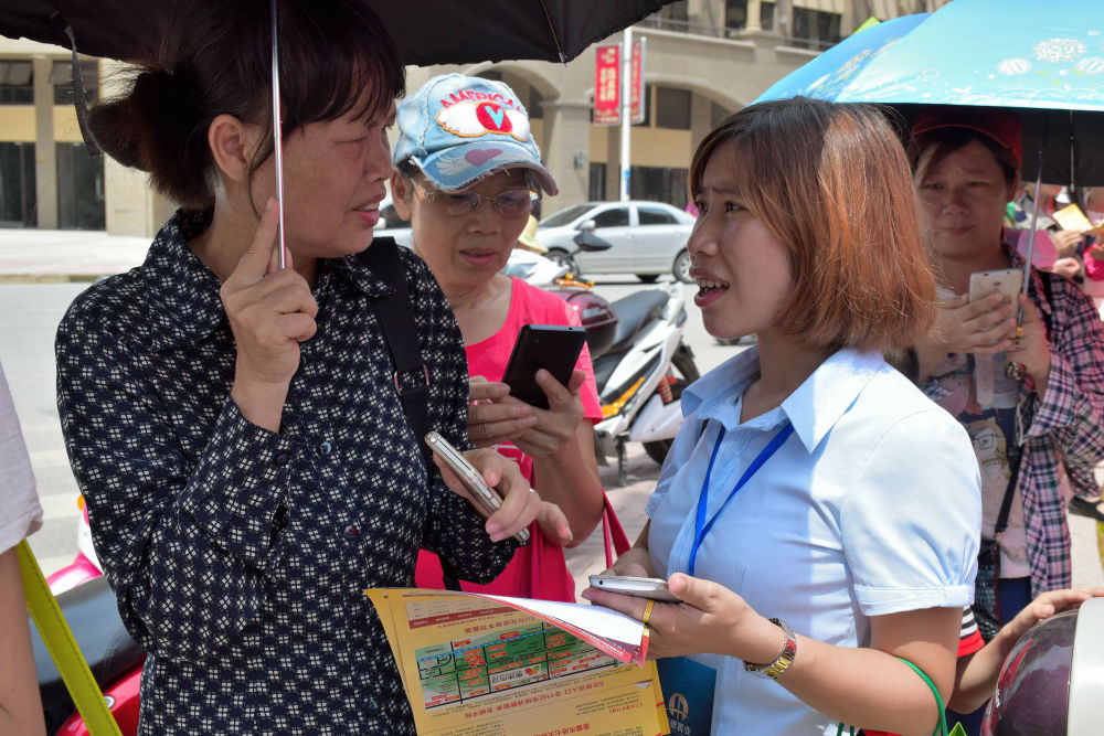 这阿姨在排队领礼品也要过去谈谈业务