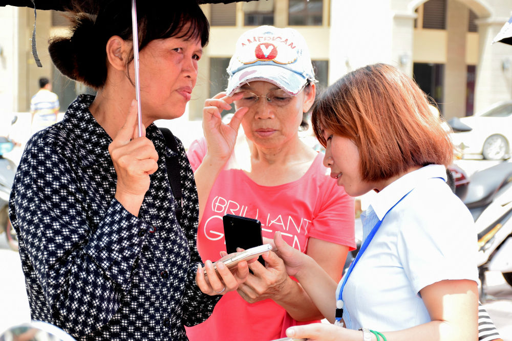 后面的大姐都过来了解情况了