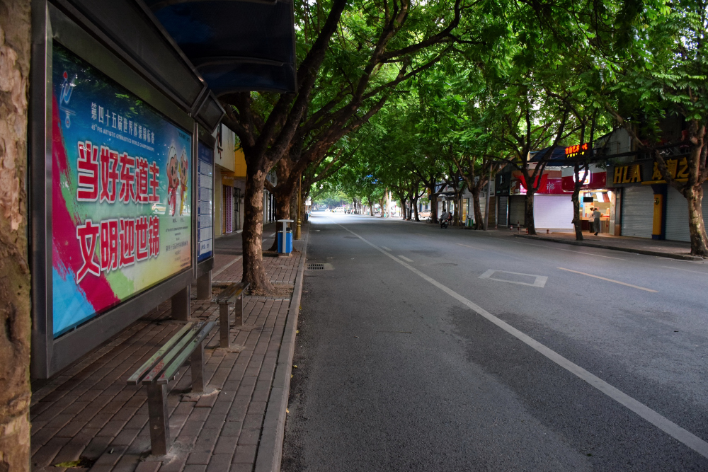 宁静的街道，空无一人的公车站