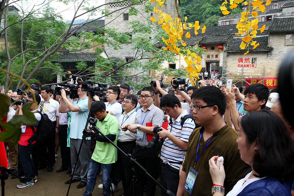 P5开机仪式现场人头攒动，水泄不通。_副本.jpg