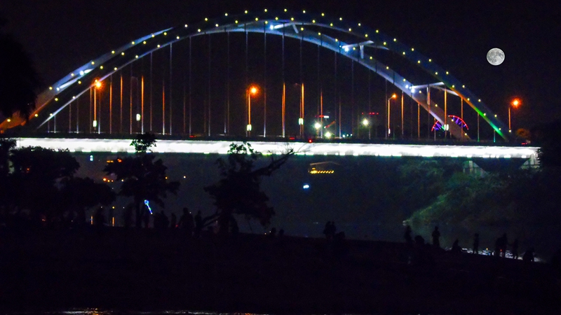 DSC06653八月十五赏圆月_副本.jpg