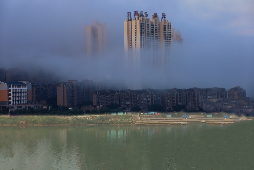 IMG_0289右江晨雾0_副本.jpg