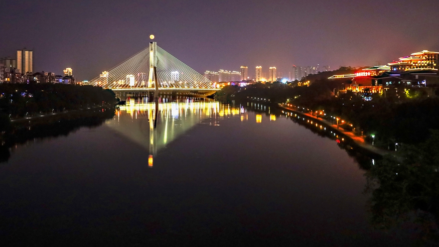 IMG_2566右江冬天月亮_副本.jpg