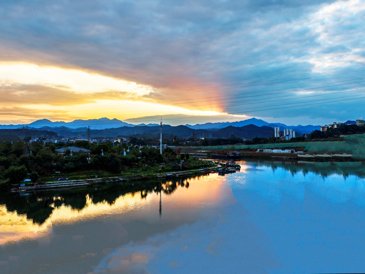 IMG_5529跌落山谷无遗憾，但留圣光照长空_副本.jpg