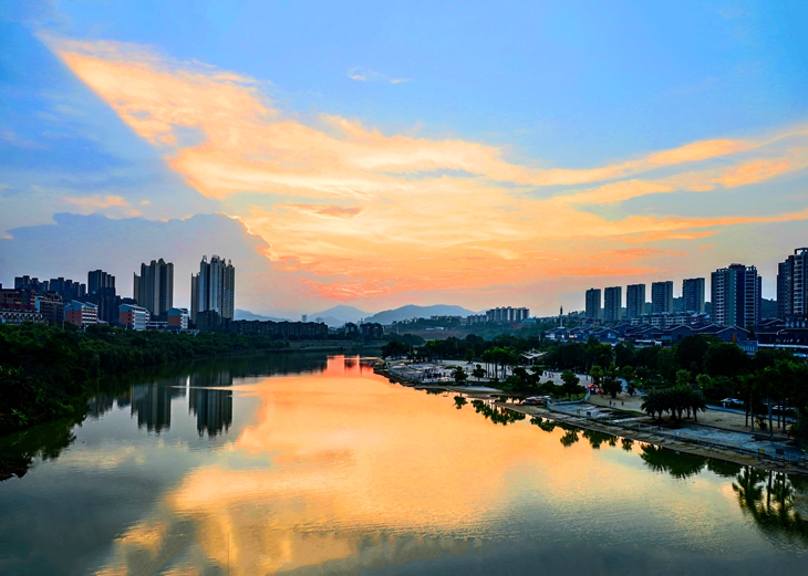IMG_7580烈烈飘动彩霞旗_副本.jpg