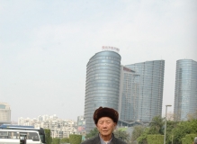 牵手深山老人“圆走广西首府南宁梦”