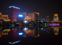 再次去体验了一下民歌湖的夜景，可惜我的功力还只是刚刚起步