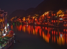 夜幕下的镇远古城——