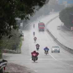 2016春运雨中铁骑