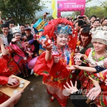 "三月三"草长莺飞花烂漫 市民游客赏花对歌乐逍遥