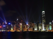 拍摄岸边的绚丽灯光