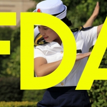 FDA 制服加舞蹈小苹果刺激眼球,这天9度穿短裙!佩服!