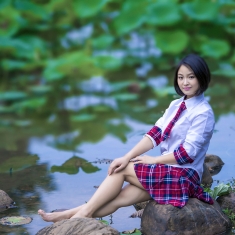 荷塘边上的女孩