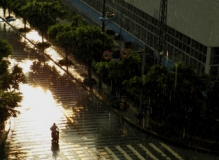 雨中的路人