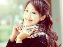 甜美女孩加上柔和的黄褐色