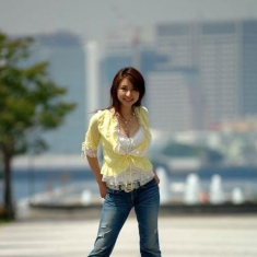 俏丽牛仔裤美眉