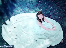 给草地婚纱美女增加流行的青蓝色