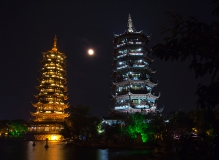 双塔中秋夜 水上升明月
