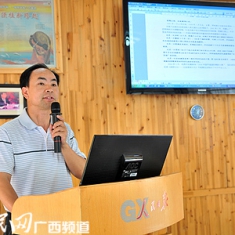 民俗情怀触动相机快门 壮族摄影家梁汉昌给央媒记者授课