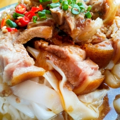 本地特色早餐，狗肉米粉