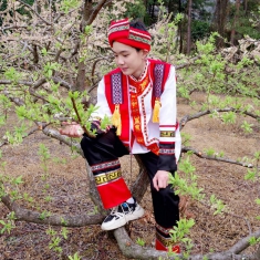 瑶 寨 少 年
