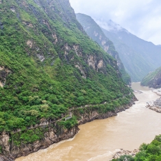 烟雨虎跳峡