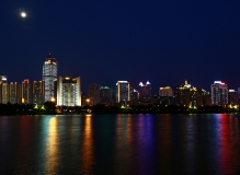 试贴：华灯初上时，南湖夜景好!