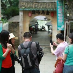 广西摄影网与某区直单位到杨美古镇开展摄影交流实践活动