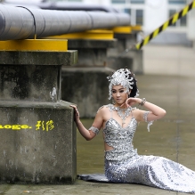 天台上的银装女郎