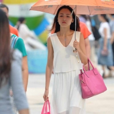 街拍白衫裙美女
