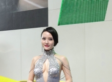 百变美女车模吴雨婵在会展中心亮相