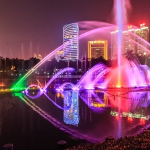 流光溢彩南湖夜