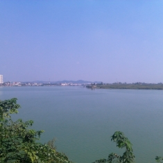 蓝天碧水之江边风景