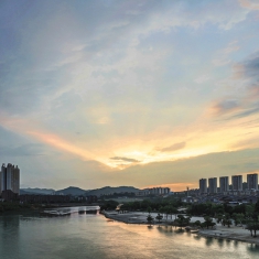 夕阳无限好，光芒照人间