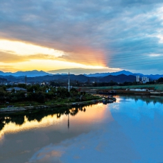 圣光照长空