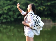 背虎头包的女孩