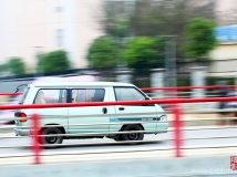 飞驰的汽车