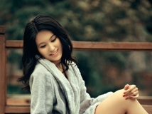 给池边美女图片增加暗调橙黄色
