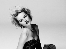 看摄影师如何拍超模Eva Herzigova 美腿！