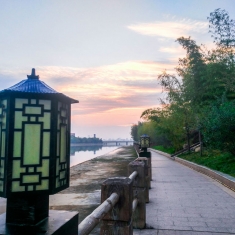清晨河边漫步