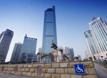 高楼大厦衬美女--------五象广场放羊式的群拍。（第一辑）