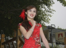 江南水街拍红衣美女